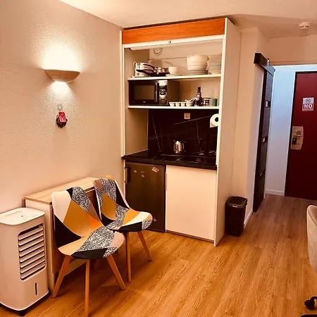 Ryan Homes - In Aparthotel, La Defense Apartment